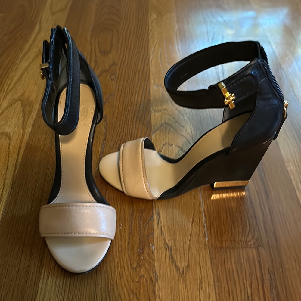 Tory Burch tan/black wedges